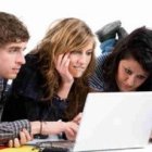 Unos jóvenes miran el ordenador