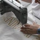 Cosiendo uno de los trajes