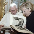 El Papa y Angela Merkel, dos compatriotas.