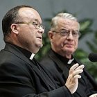 Charles Scicluna (delante) y Federico Lombardi.