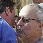 David Cameron besa a su padre, Ian.