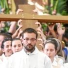 Los jóvenes llevan la cruz a hombros