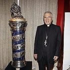 El cardenal Rouco junto a la estela de la Almudena.