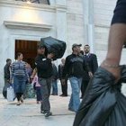 Los gitanos abandonan la Basílica.