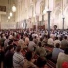 Fieles musulmanes durante el rezo en la mezquita de Madrid