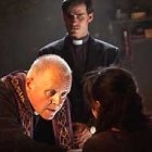 El cura Anthony Hopkins en acción.