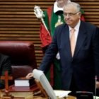 Cotino en su mesa con el crucifijo