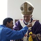 Con la camiseta del equipo del barrio.