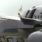 Su Santidad se dispone a bajar la escalerilla del avión.