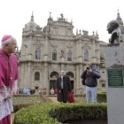 Monseñor Julián Barrio frente a la estatua