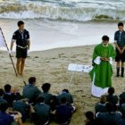 Scouts de Europa, en su rama marina, hacen misa frente al mar