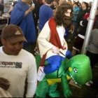 Un manifestante burlándose de un profeta