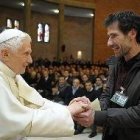 Benedicto XVI con un preso en la cárcel de Rebibbia