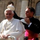 Benedicto XVI y monseñor Georg Gänswein