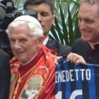 Benedicto XVI con el futbolista Javier Zanetti