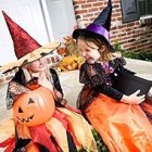 De fiesta, calabaza en mano.