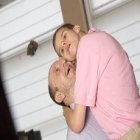 El periodista abraza a su hijo que tiene parálisis cerebral