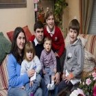 Nuria junto a su marido e hijos