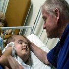 Aldo Trento con uno de los niños enfermos