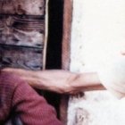 John Bradburne, con una de las leprosas a las que cuidaba