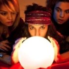 Videntes, magos y quiromantes