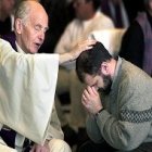 sacerdote en el momento de la absolución