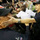 Jim felicita a John tras el partido.