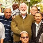 El padre Greg con algunos de sus expandilleros.