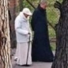 Benedicto XVI pasea con su secretario