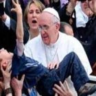 Papa Francisco con un niño