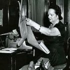 Cora Evans, siempre junto a su máquina de escribir.