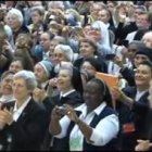 Las superioras aplauden al Papa Francisco