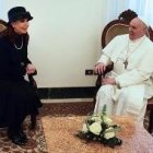 Rosas blancas ante Kirchner, un signo de Santa Teresita