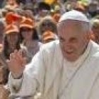 El Papa Francisco saluda tras la catequesis