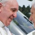 Francisco y Benedicto XVI, el insólito encuentro de dos papas vivos