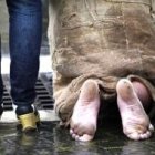 Los pies del peregrino descalzo del Cónclave