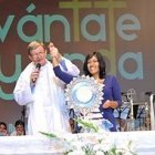 Sara, junto al padre Kelly.