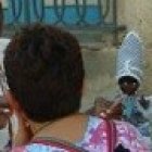 Santera con muñecas como orishas