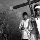 Un joven sacerdote acompaña un funeral chino