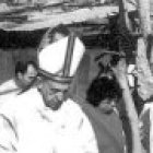 El cardenal Bergoglio, en un barrio pobre