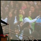 Javier Echeverría, a la izquierda, escucha la pregunta formulada por una joven en la JMJ 2013