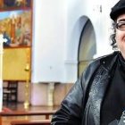 El padre César Scicchitano ya grabó 18 discos antes, pero ahora encaja en la papamanía popular