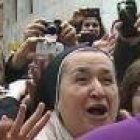 Francisco saluda a los feligreses