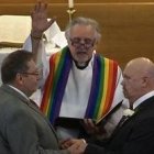 Pastor liberal en una boda gay - hay iglesias progres con estas ceremonias; quieren obligar a los anglicanos por ley