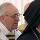 Saludo al Katolikós Karekin y al Patriarca Bartolomé en la misa inaugural