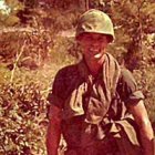 A la derecha, el padre Capodanno.