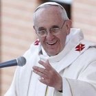 Francisco recibe cartas de gente que sufre, y a veces les telefonea