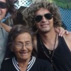 Nancy Orellana, acompañada de dos voluntarios de su casa de acogida y recuperación