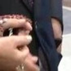 La esposa de Piñera presenta estos rosarios al Papa