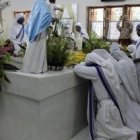 Misioneras de la Caridad rezan en la tumba de Madre Teresa en Calcuta en el aniversario de su muerte